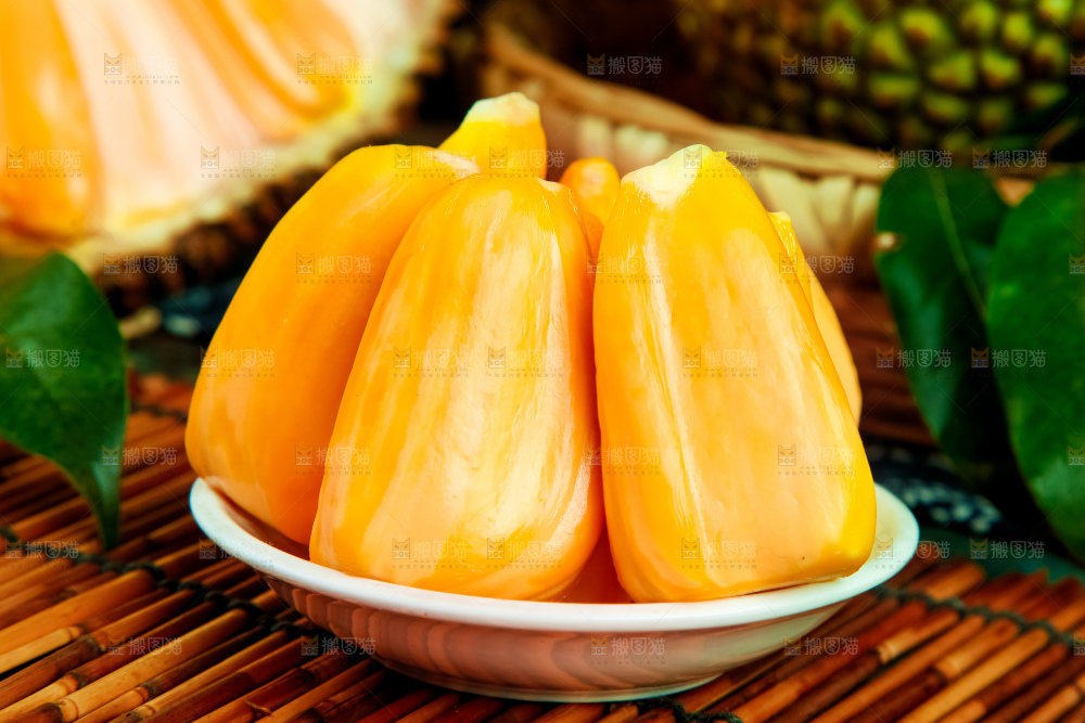盘子里装红肉菠萝蜜