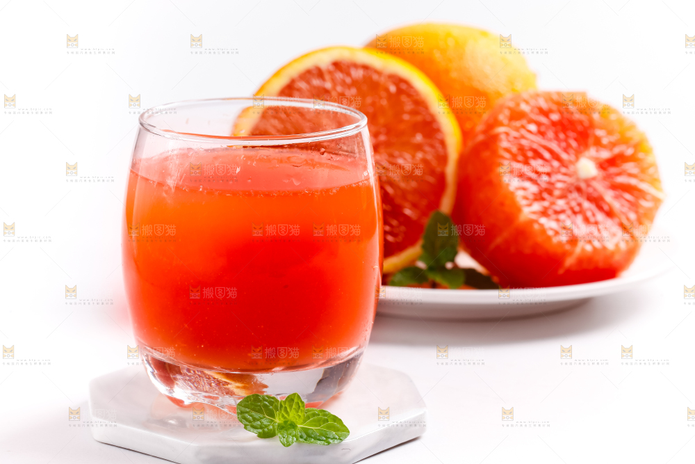 杯子里装着橙子汁