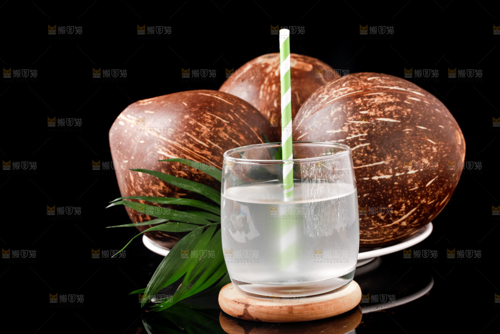 杯子里装着椰子汁