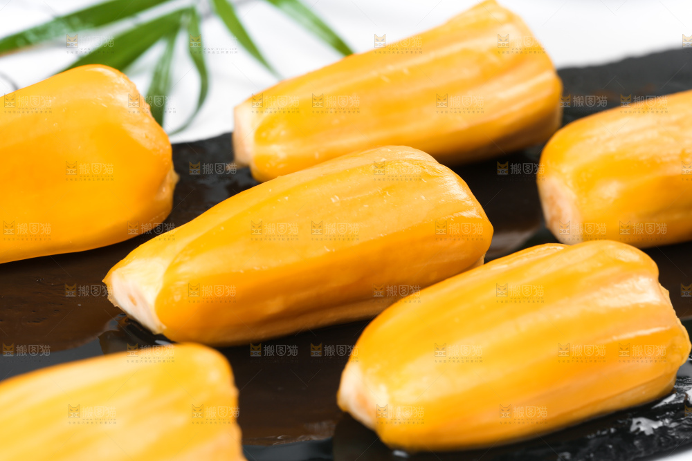 黑石板上的越南红心菠萝蜜