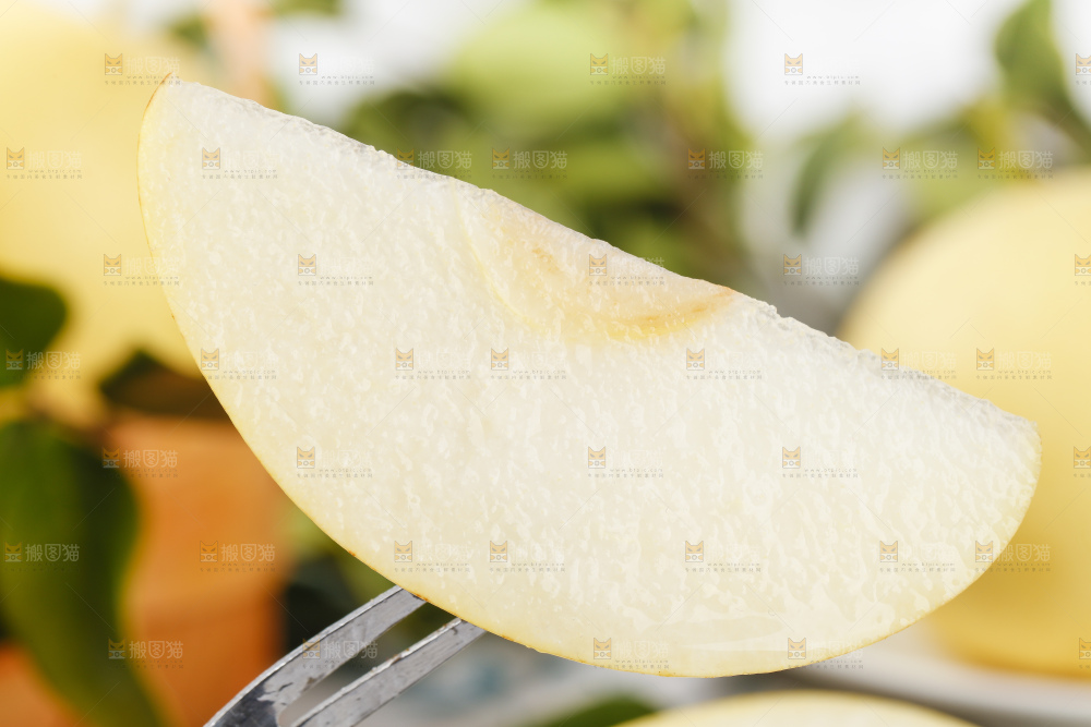 叉子上叉着皇冠梨果肉