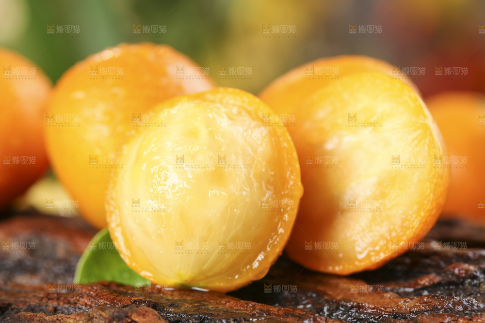 木底上放着新鲜金钱桔