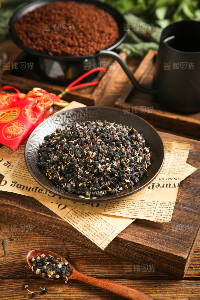盘子里装着黑枸杞