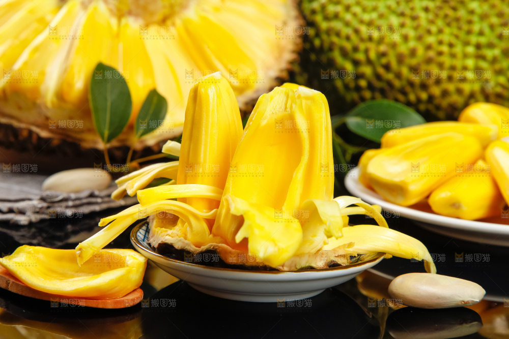 碟子里的黄肉菠萝蜜