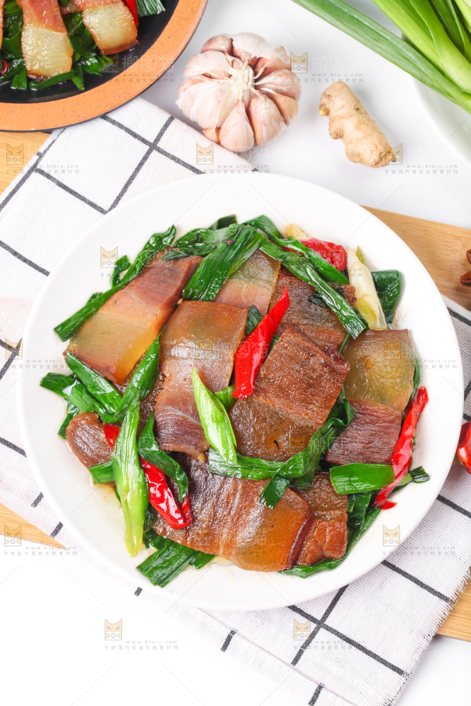 盘子里装着腊肉炒蒜苗