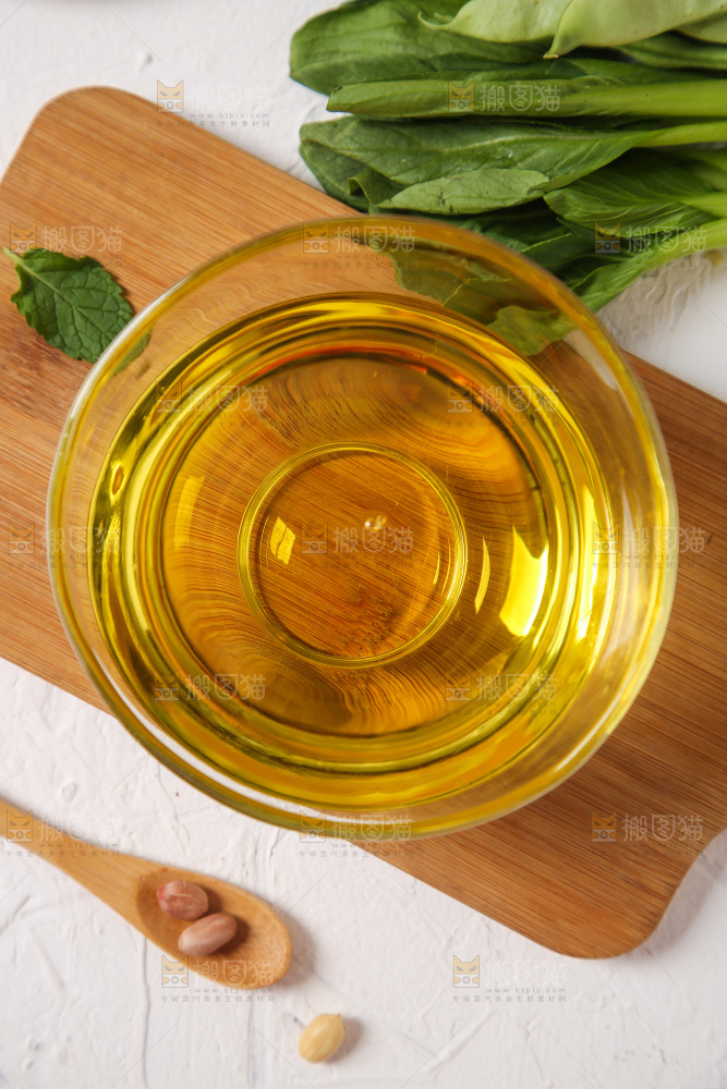 碗里装着食用油