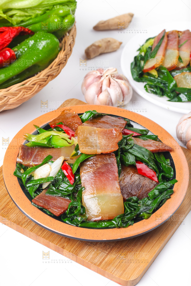 盘子里装着腊肉炒蒜苗