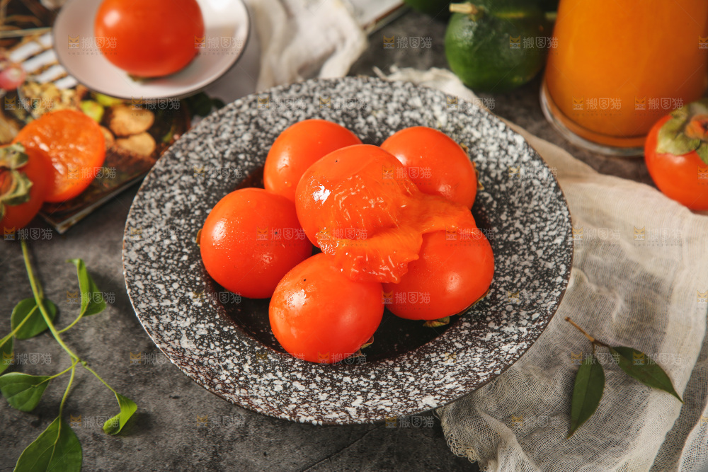 盘子里装着水晶柿子