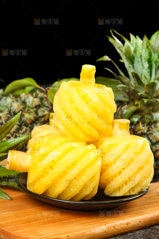 碟子里装着泰国削皮小菠萝