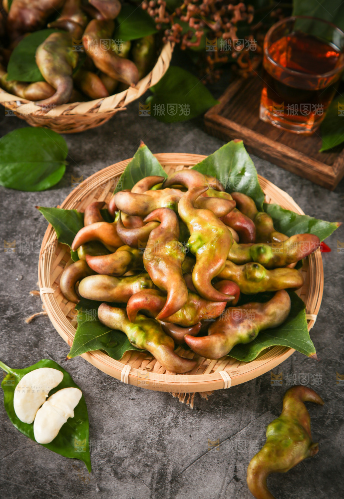 篮子里装着菱角