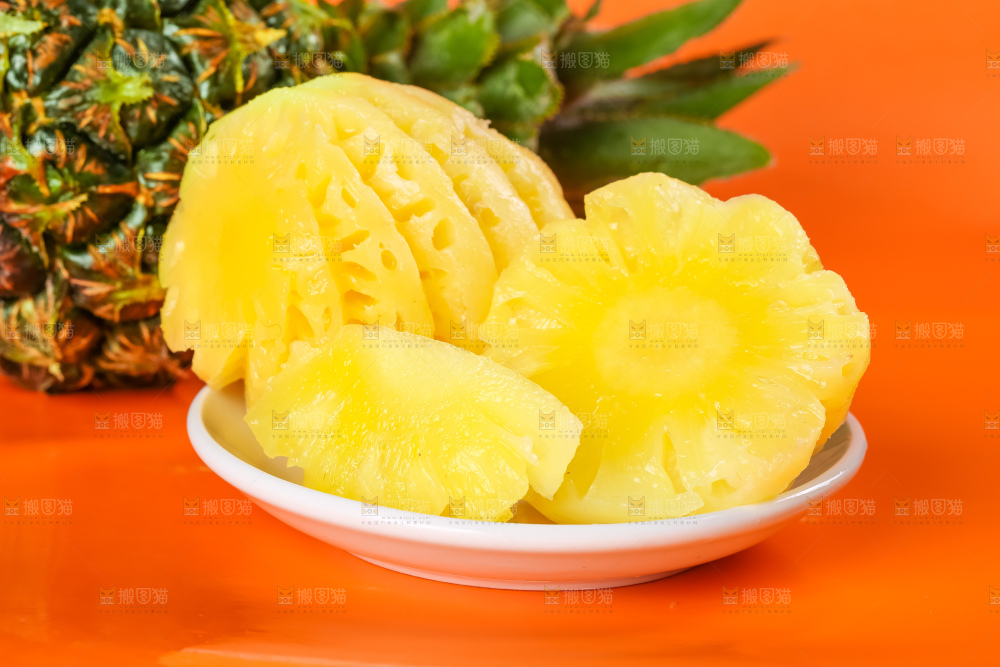 盘子里装着泰国小菠萝