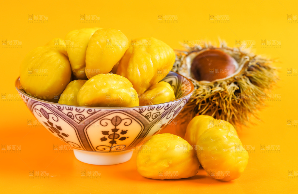 碗里装着生板栗