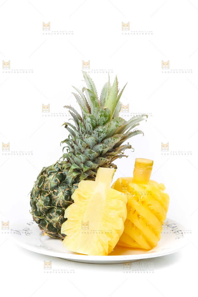 白底上的新鲜小菠萝