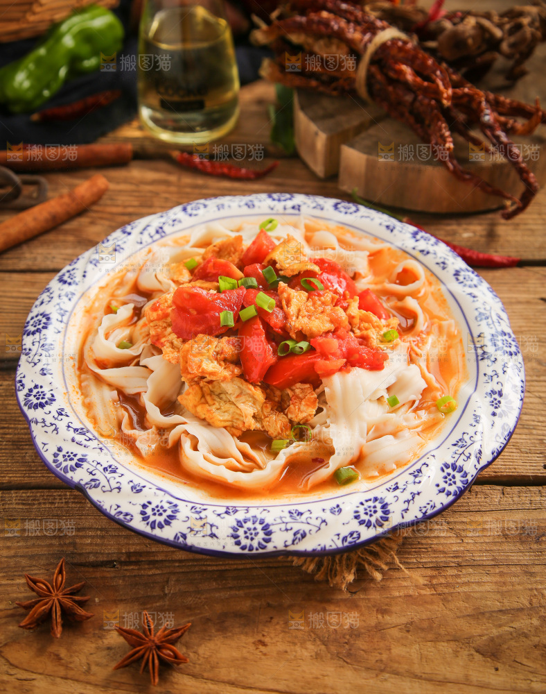 盘子里装着西红柿刀削面