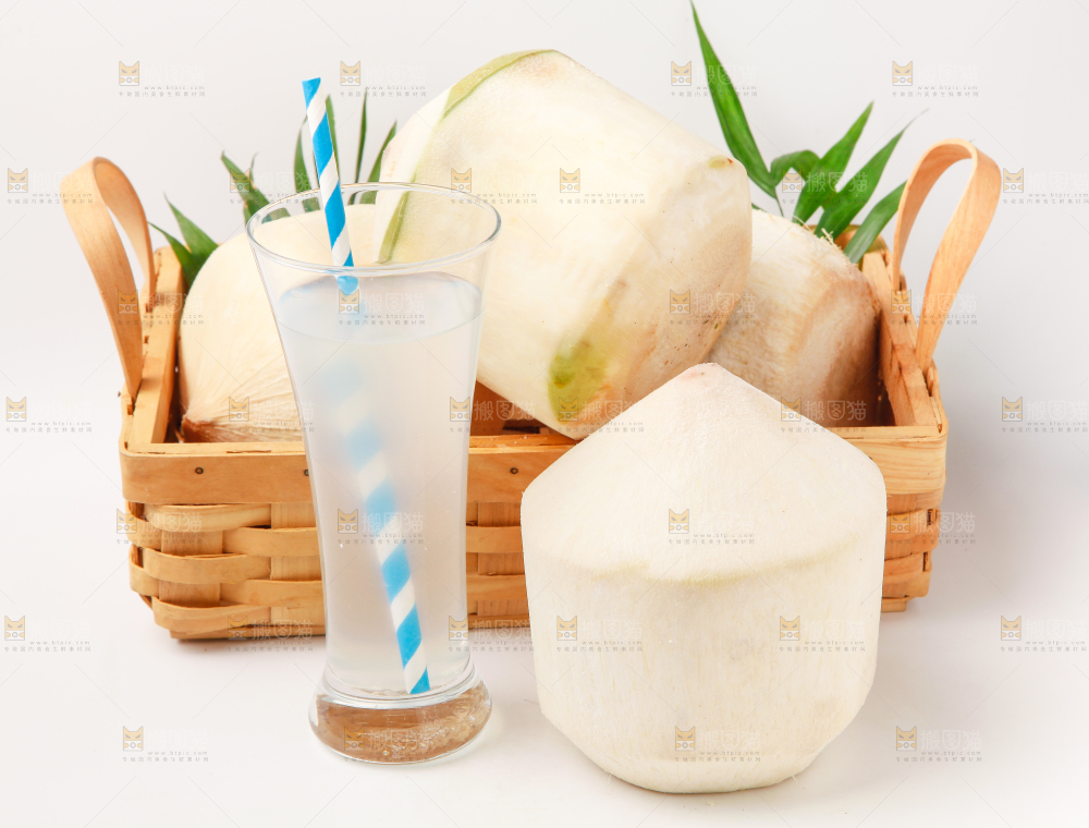 篮子里装着新鲜椰青