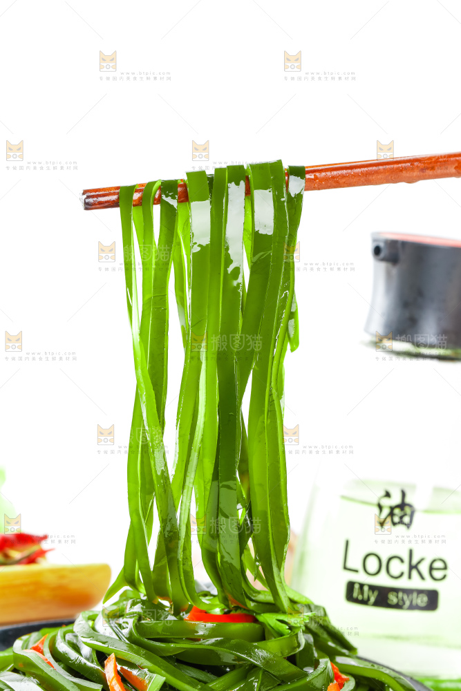 筷子上夹着盐渍海带丝