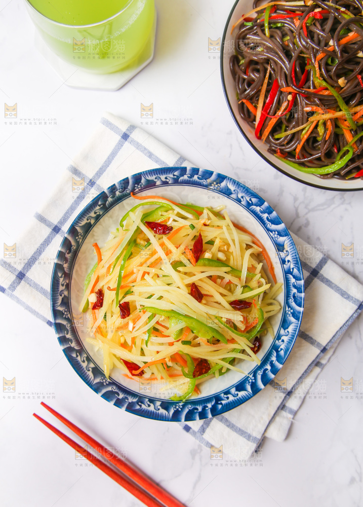 盘子里装着炒土豆丝
