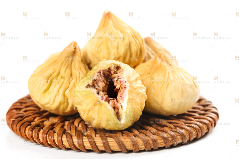 白底上放着无花果果干