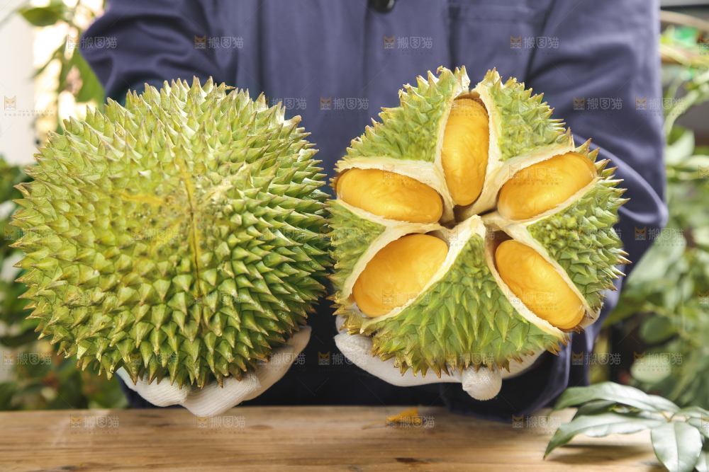 手里拿着新鲜榴莲
