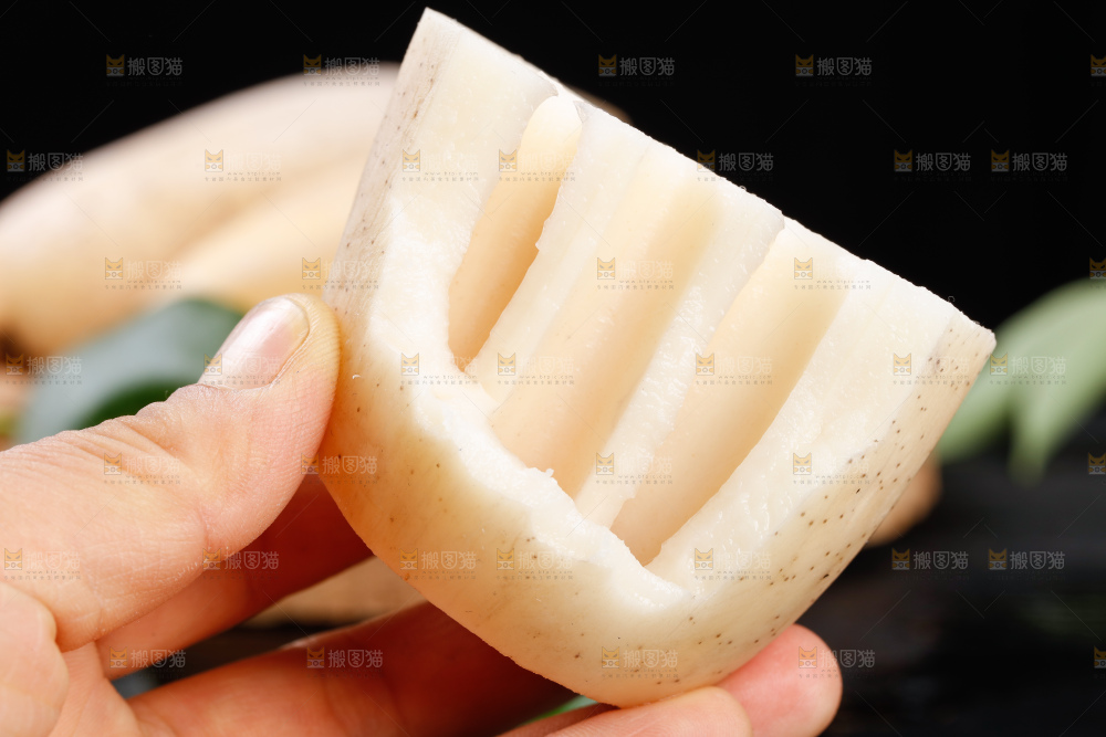 手上拿着莲藕