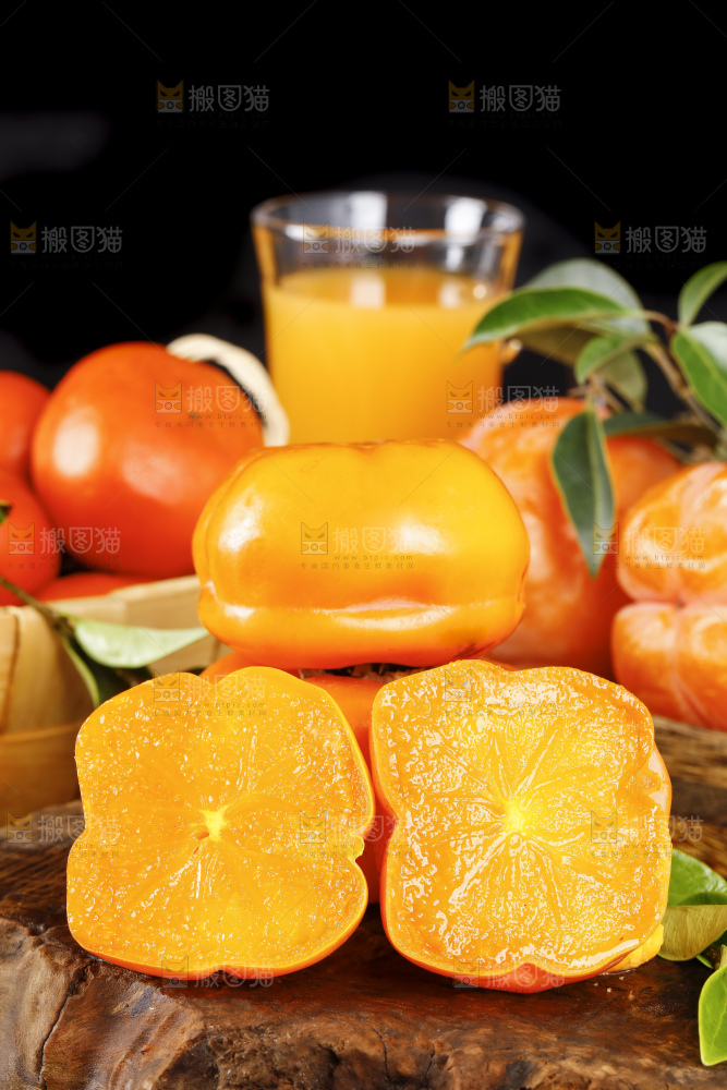 木板上摆放着易县磨盘柿子