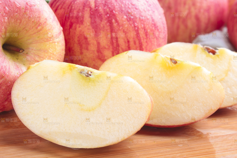 木底上的红苹果