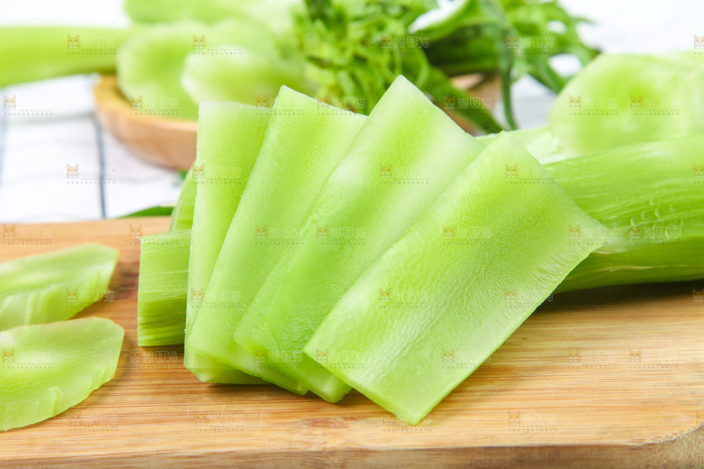 木板上放着莴苣