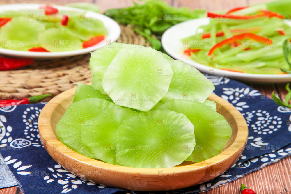 盘子里的莴苣笋