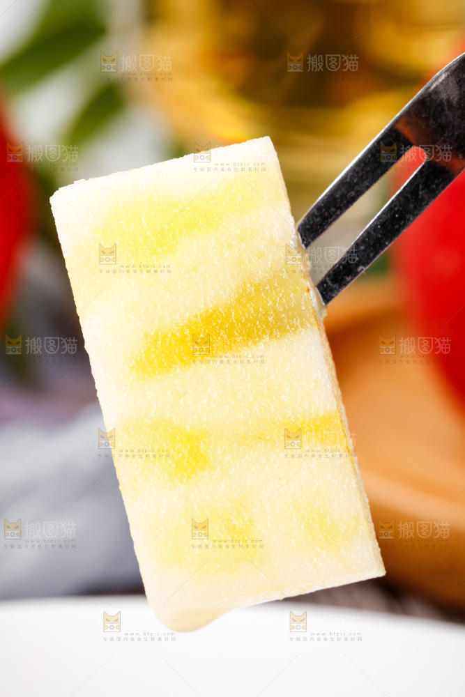 叉子上叉着苹果果肉