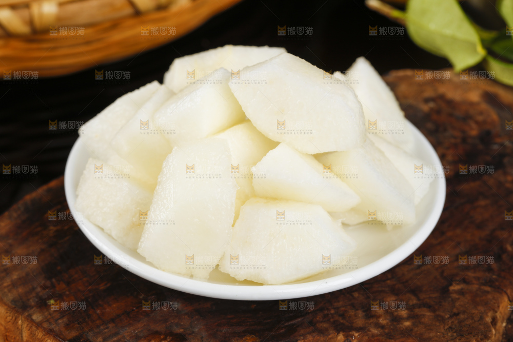 叉子上叉着皇冠梨果肉
