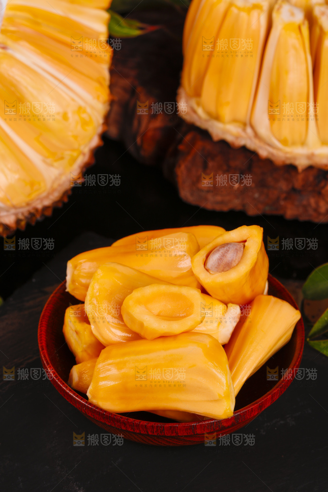 碟子里装着越南红心菠萝蜜
