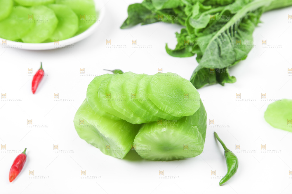 白底上摆放着莴苣