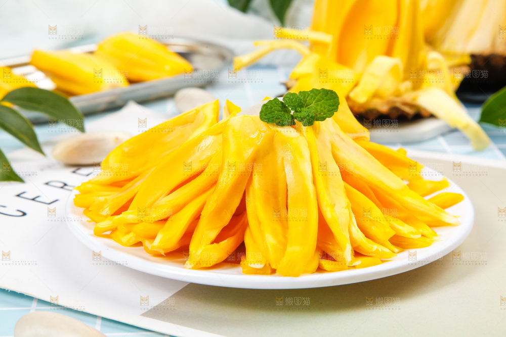 盘子里装着黄心菠萝蜜