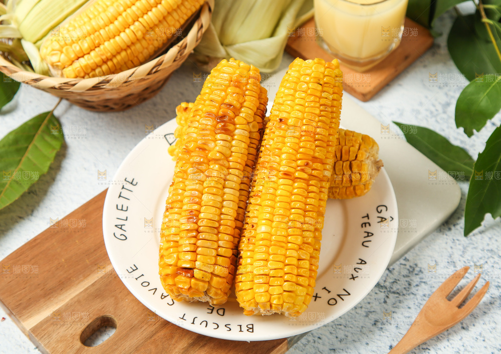 木板上放着熟玉米