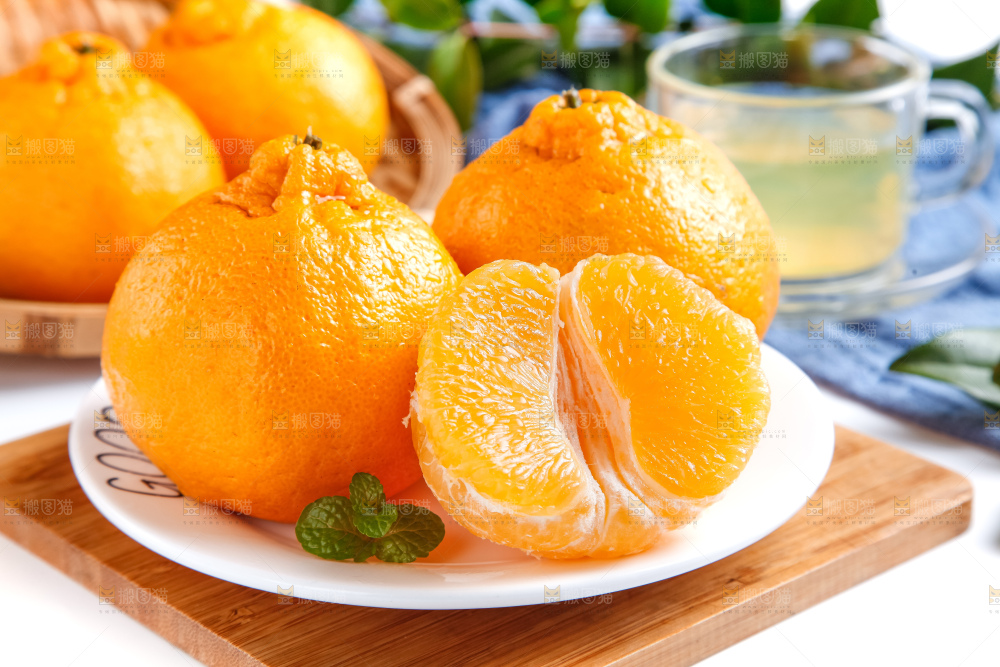 盘子里的新鲜丑橘