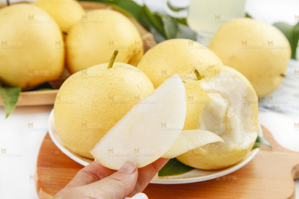 盘子里装着新鲜梨子