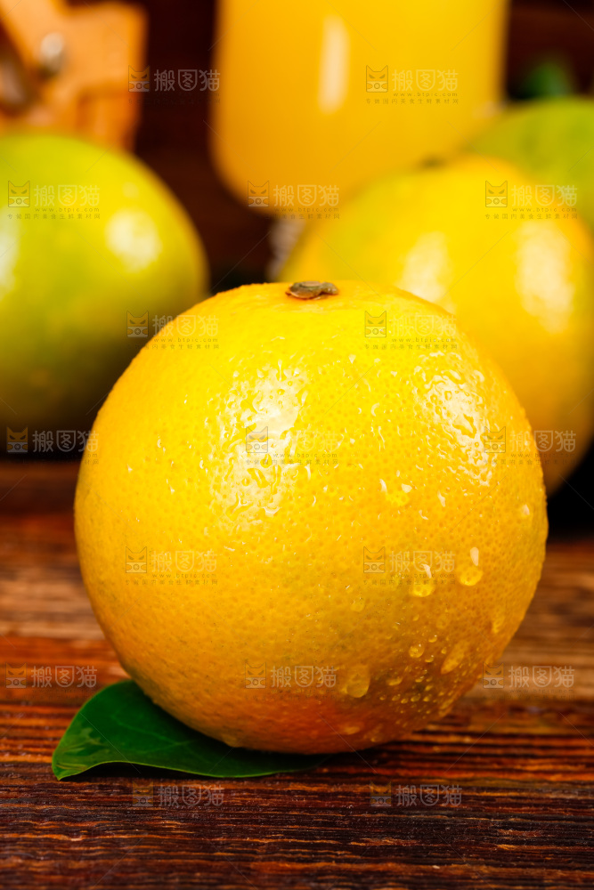 木板上的冰糖橙