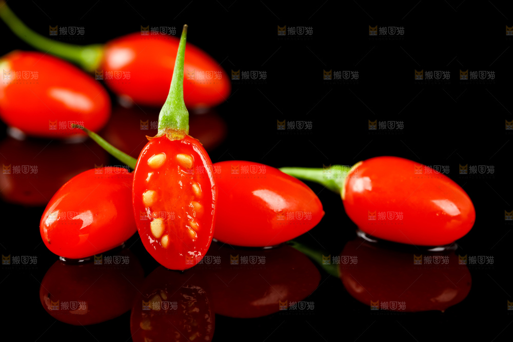 黑底上的新鲜枸杞