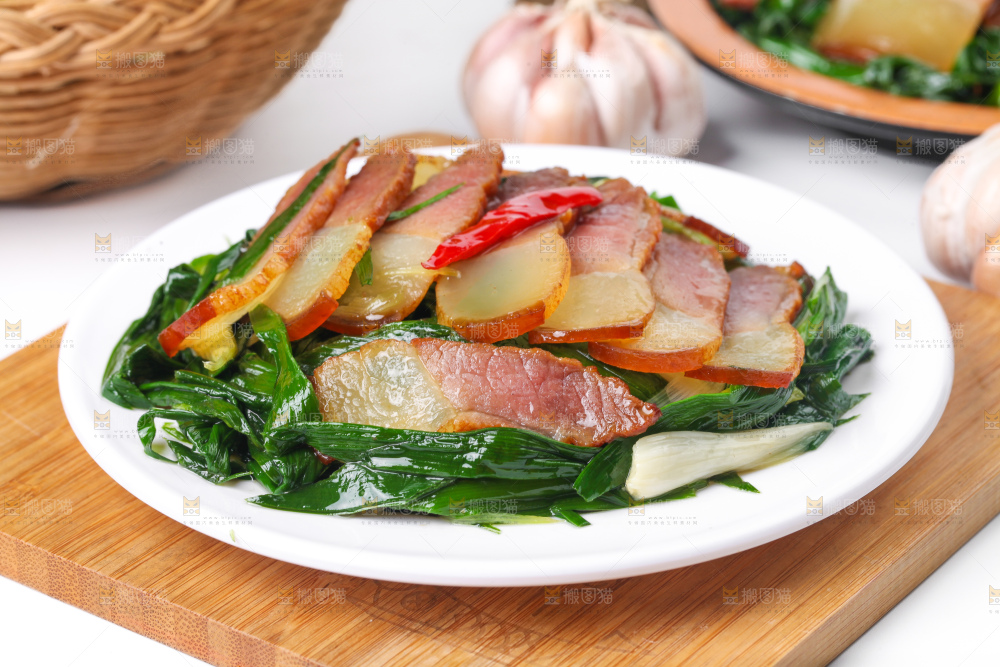 盘子里装着腊肉炒蒜苗