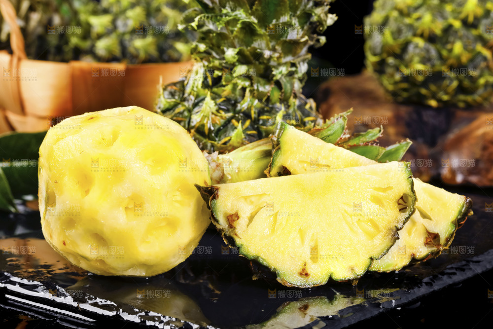 黑石板上的泰国香水小菠萝