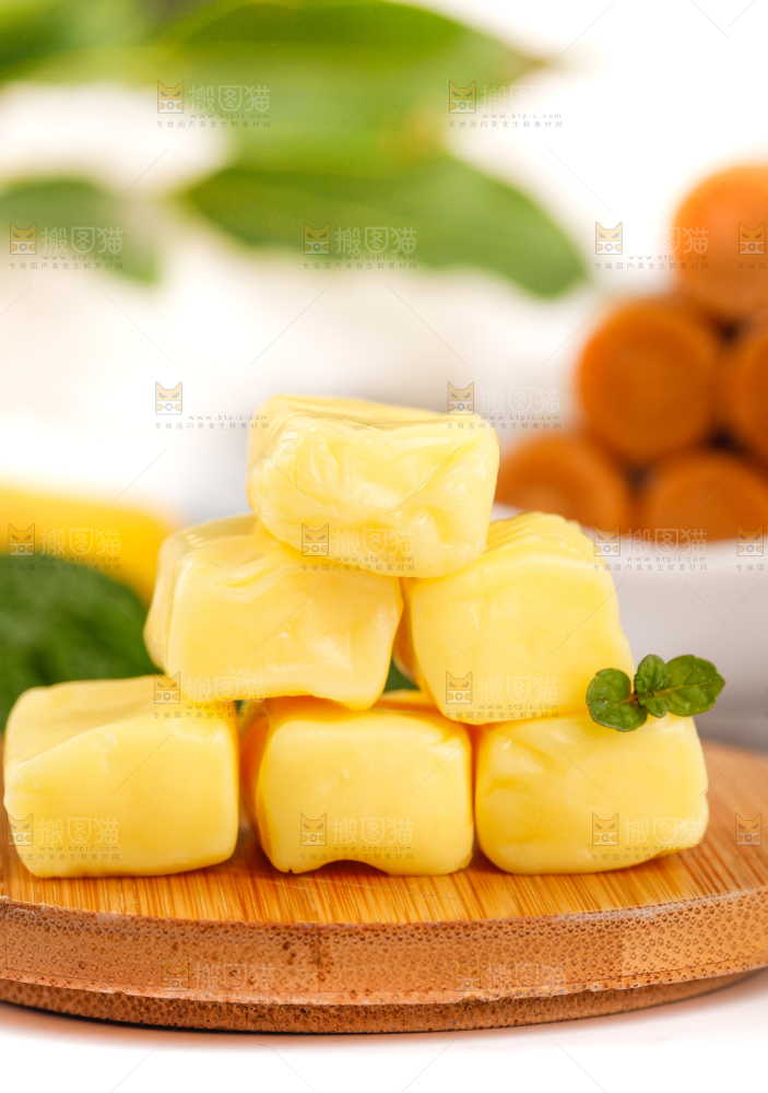 木板上放着榴莲味糖果