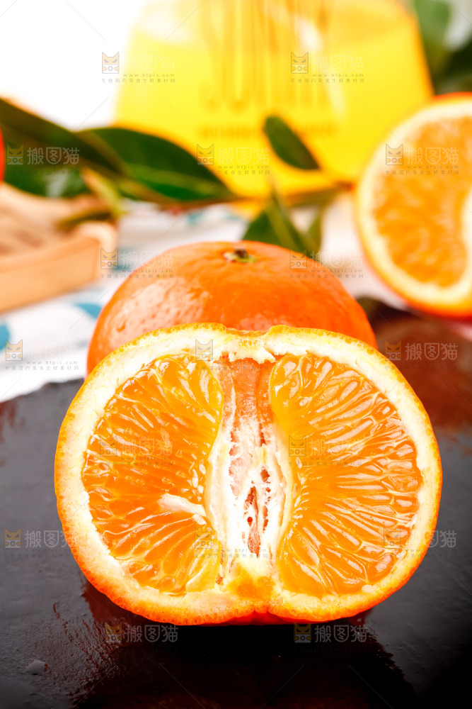 黑石板上的橘柑