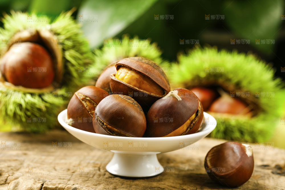 深底上放着新鲜板栗