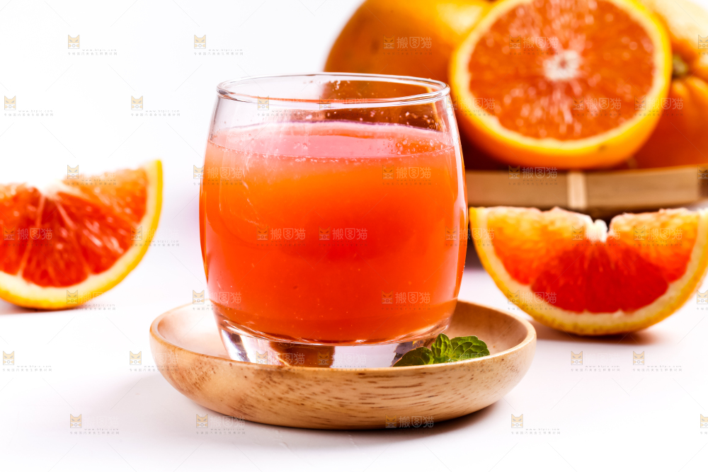 杯子里装着橙子汁