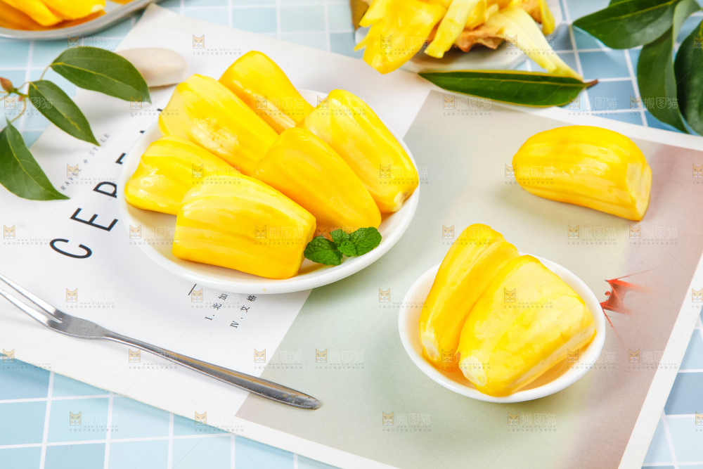 盘子里装着黄心菠萝蜜