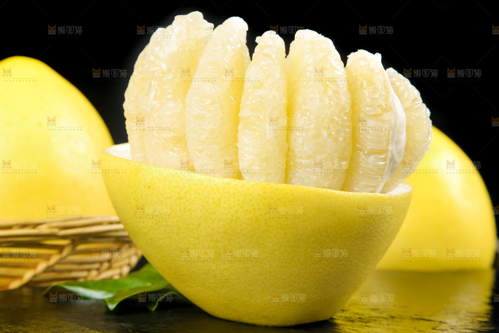 黑石板上的白心柚子