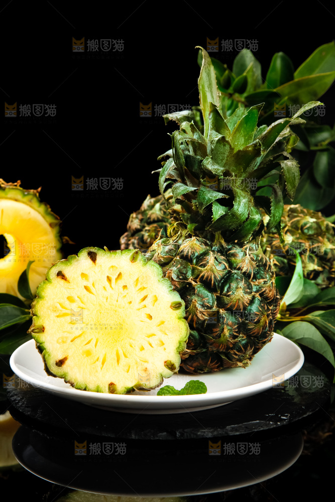 盘子里的新鲜小菠萝