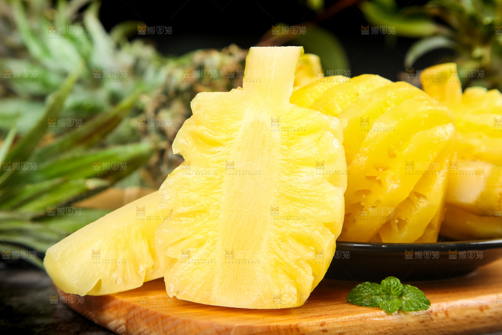 碟子里装着泰国削皮小菠萝