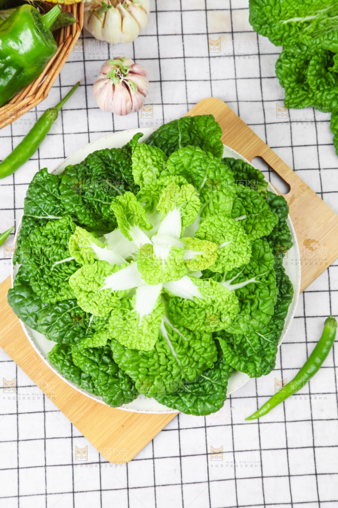 木板上的奶油白菜