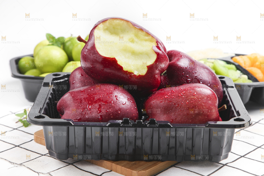 白格子底上放着花牛苹果